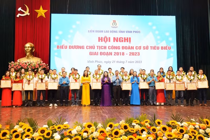 Lãnh đạo Tỉnh ủy và lãnh đạo tổ chức Công đoàn biểu dương các chủ tịch công đoàn cơ sở.