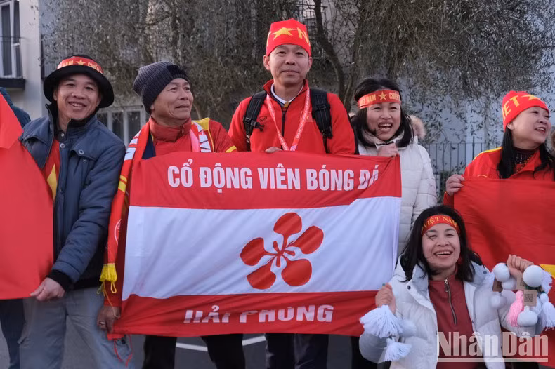 Một thành viên của Hội cổ động viên bóng đá Hải Phòng cũng có mặt tại sân Waikato ngày hôm nay. (Ảnh: ĐỖ ĐẠT)