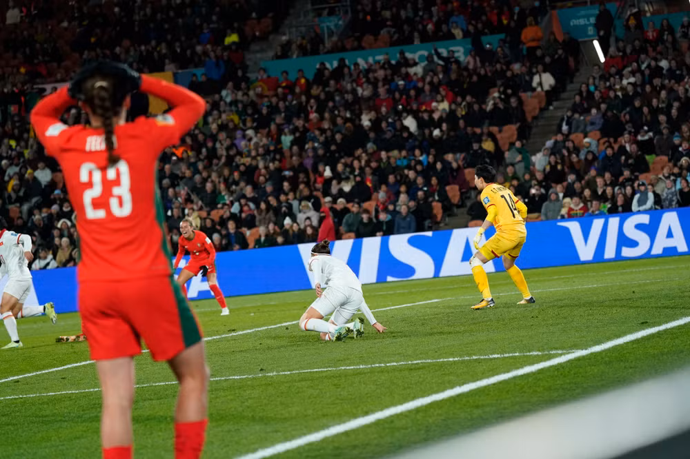 Thủ môn Kim Thanh tiếp tục là cầu thủ bận rộn nhất của Việt Nam khi liên tục đối diện những pha dứt điểm của cầu thủ Bồ Đào Nha.