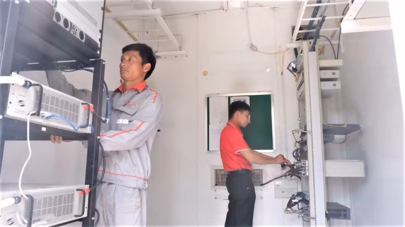 Nhân viên kỹ thuật Viettel Bình Phước bảo dưỡng các trạm BTS trên tuyến biên giới Bình Phước.