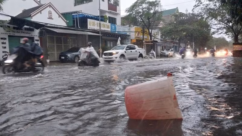 Đường Phong Định Cảng tại thời điểm 6 giờ 30 phút ngày 13/11 bị ngập nước.