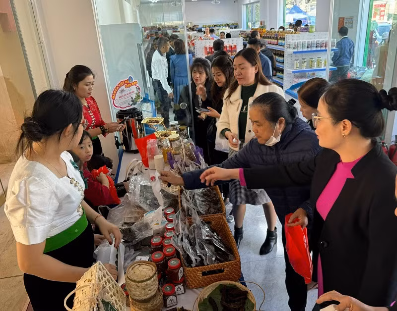 Điểm trưng bày đã thu hút đông đảo người dân, du khách tới tham quan, mua sắm.