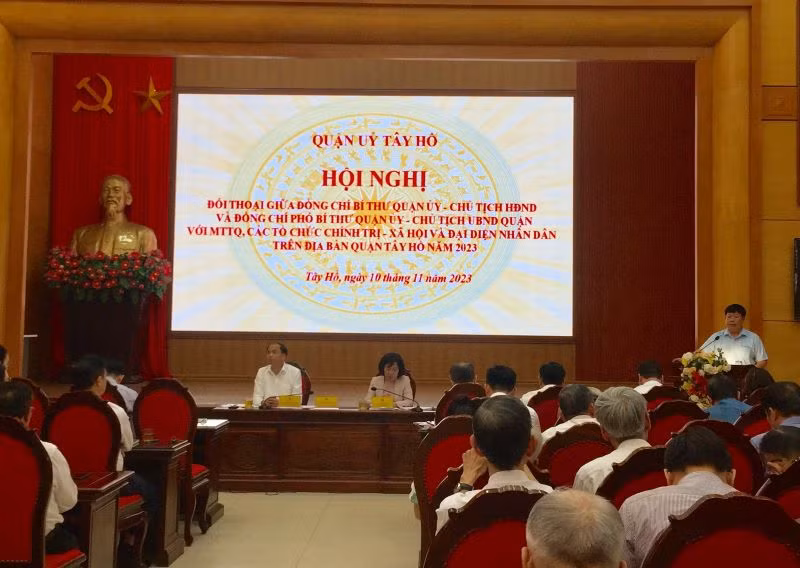 Đại diện lãnh đạo quận Tây Hồ tiếp thu, ghi nhận ý kiến của nhân dân trên địa bàn.