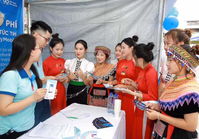 Hơn 1.000 thanh niên người dân tộc thiểu số tại các xã, bản của huyện Thuận Châu tham gia ngày hội tư vấn, giới thiệu việc làm.