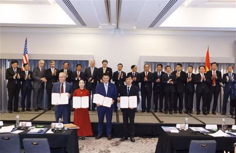 Chủ tịch nước Võ Văn Thưởng chứng kiến lễ trao Biên bản ghi nhớ hợp tác giữa các đối tác Việt Nam và Hoa Kỳ.