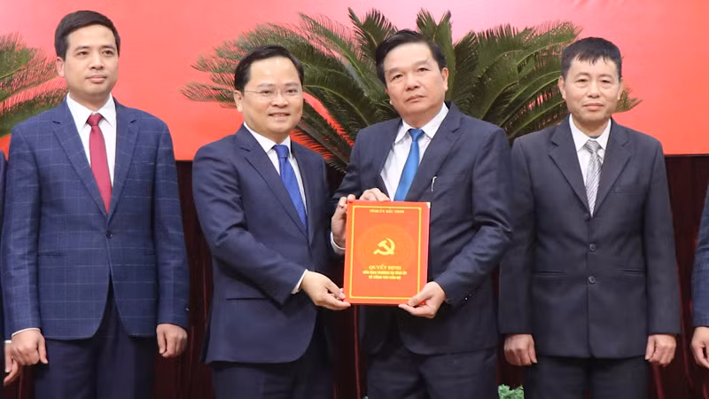 Bí thư Tỉnh ủy Bắc Ninh trao Quyết định bổ nhiệm Trưởng ban Tuyên giáo và Dân vận Tỉnh ủy.