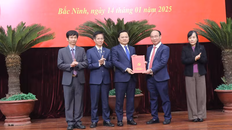 Trao quyết định chuyển chức năng nhiệm vụ của Ban Bảo vệ sức khoẻ cán bộ tỉnh về Ban Tổ chức Tỉnh ủy, Sở Y tế và Bệnh viện Đa khoa tỉnh.