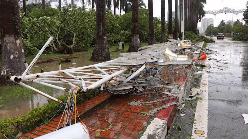 Nhiều biển báo, đèn quảng cáo trên các tuyến đường bị bão số làm đổ, gãy.