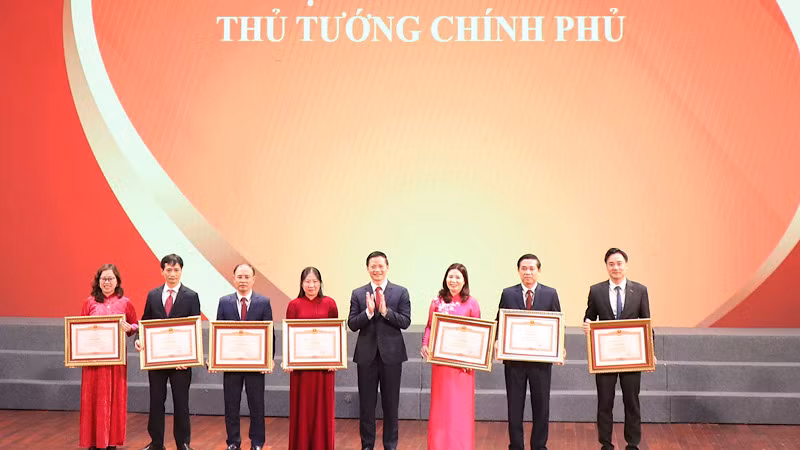 Phó Bí thư Tỉnh ủy, Chủ tịch Ủy ban nhân dân tỉnh Bắc Ninh Vương Quốc Tuấn trao Bằng khen của Thủ tướng Chính phủ tặng các tập thể, cá nhân.