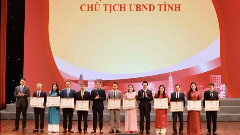 10 trưởng phòng tiêu biểu được nhận Bằng khen của Chủ tịch Ủy ban nhân dân tỉnh dịp này.