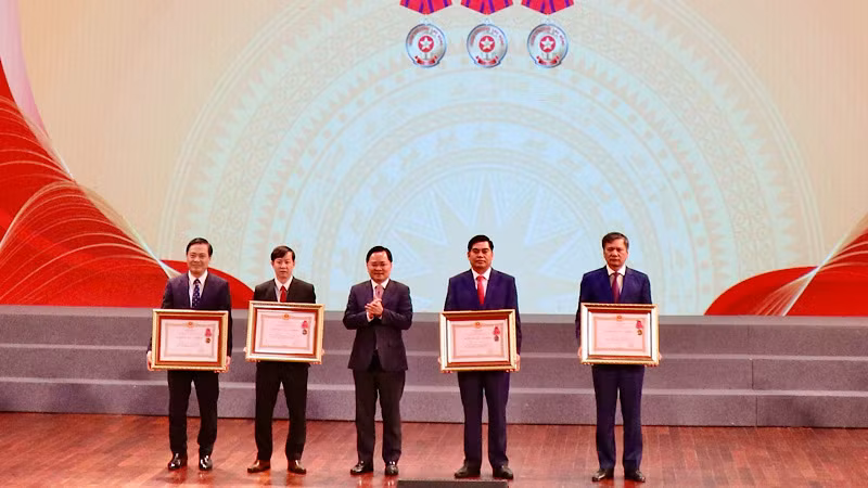 Bí thư Tỉnh ủy Bắc Ninh Nguyễn Anh Tuấn trao Huân chương Lao động cho các cá nhân.