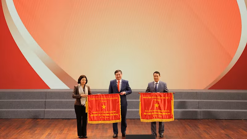 Phó Bí thư Thường trực Tỉnh ủy, Chủ tịch Hội đồng nhân dân tỉnh Nguyễn Hương Giang trao Cờ thi đua của Chính phủ tặng các tập thể.