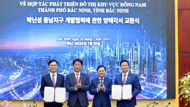 Nghi thức trao lại Bản ghi nhớ đã ký kết giữa lãnh đạo tỉnh Bắc Ninh và Tổng công ty Nhà đất Hàn Quốc.