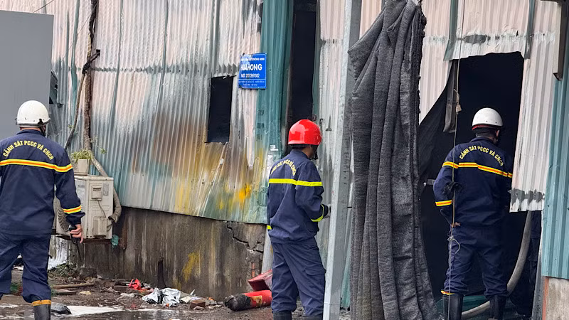 Các lực lượng chức năng nhanh chóng có mặt tham gia chữa cháy.