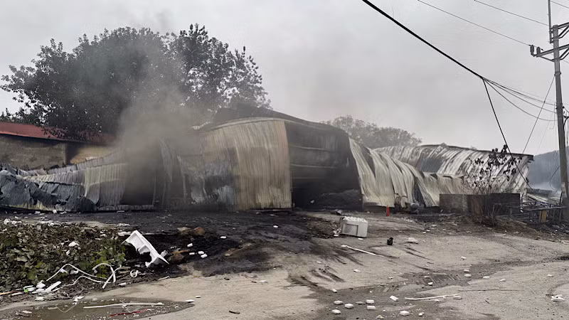 Nhà xưởng gần 2.000m2 bị sập sau vụ cháy.