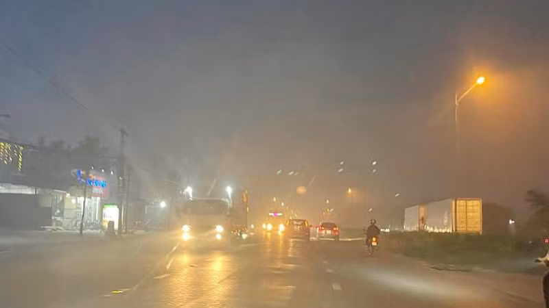 Nhiều tuyến đường tại Bắc Ninh chìm trong khói rơm rạ tối 14/6.