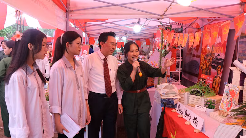 Giới thiệu mô hình xếp sách nghệ thuật với chủ đề “Điện Biên - Vang mãi bản hùng ca”.