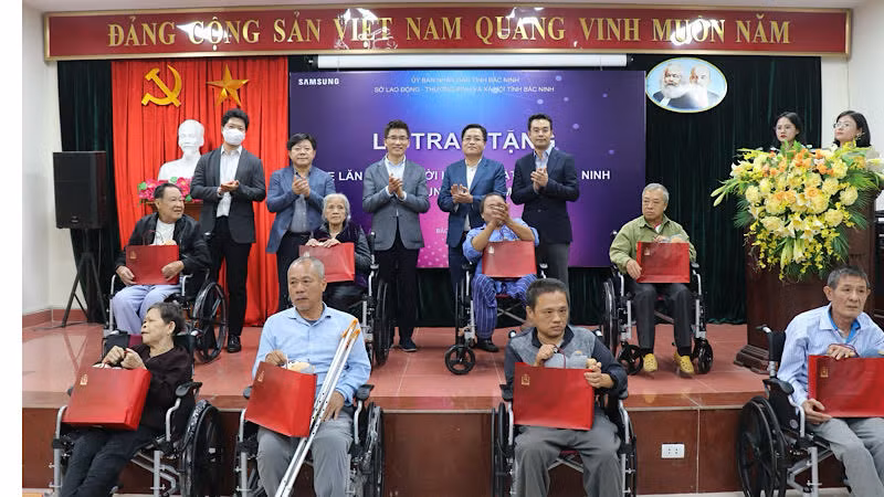 Lãnh đạo Sở Lao động-Thương binh và Xã hội tỉnh Bắc Ninh cùng các doanh nghiệp thuộc Samsung Việt Nam trao xe lăn và nhiều phần quà tặng người khuyết tật. 