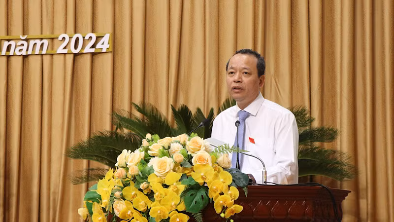 Đồng chí Nguyễn Quốc Chung, Chủ tịch Hội đồng nhân dân tỉnh phát biểu tại kỳ họp.