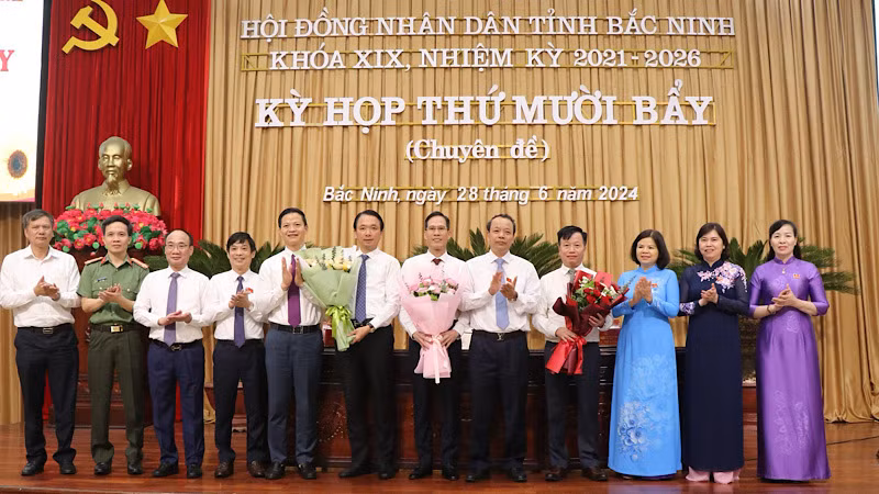 Các đồng chí lãnh đạo tỉnh chúc mừng các Ủy viên Ủy ban nhân dân tỉnh vừa được miễn nhiệm để nhận nhiệm vụ mới và bầu bổ sung.