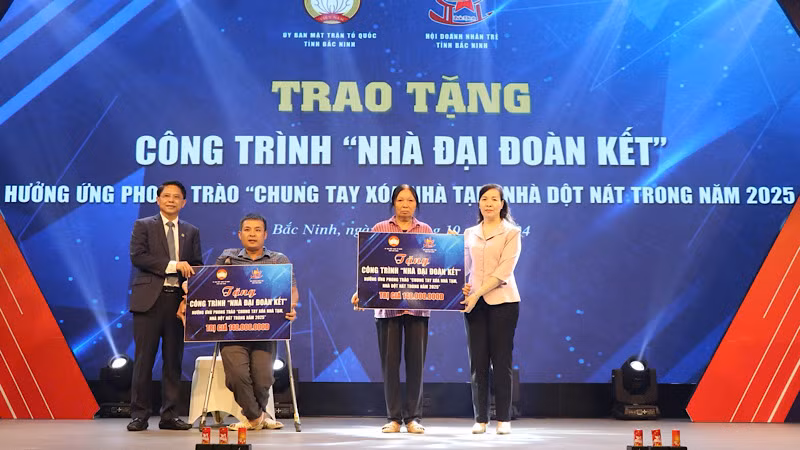 Đại diện các doanh nhân, doanh nghiệp trên địa bàn trao tặng công trình nhà đại đoàn kết.