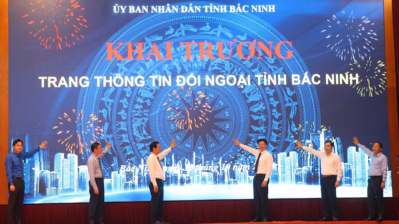 Các đại biểu bấm nút khai trương Trang thông tin đối ngoại của tỉnh.