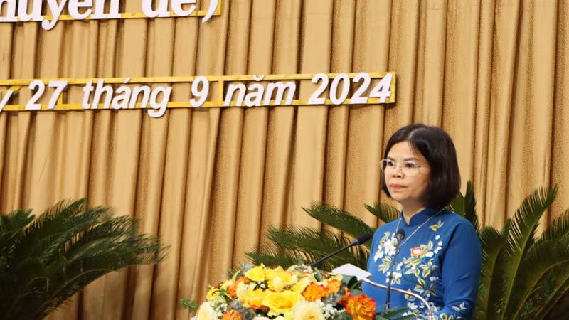 Chủ tịch Hội đồng nhân dân tỉnh Bắc Ninh Nguyễn Hương Giang phát biểu tại kỳ họp.