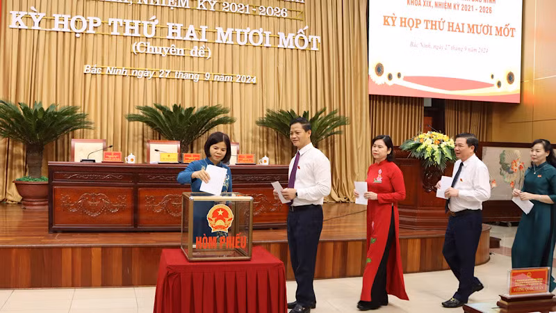 Các đại biểu bỏ phiếu thực hiện công tác cán bộ theo luật định.