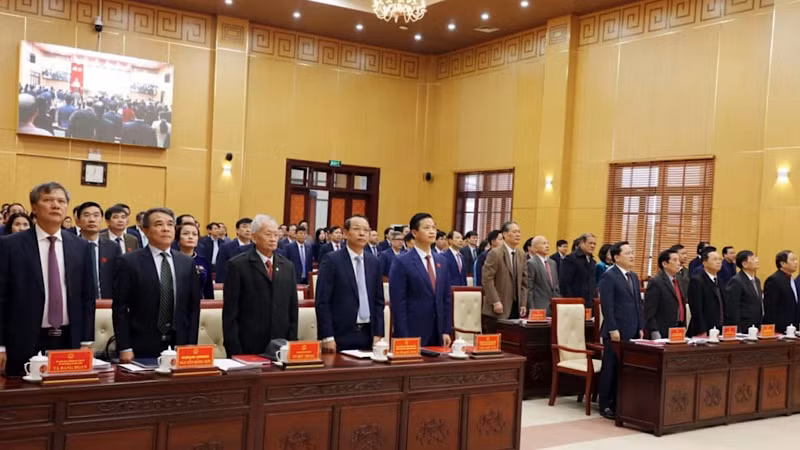 Kỳ họp tiến hành nghi thức chào cờ.