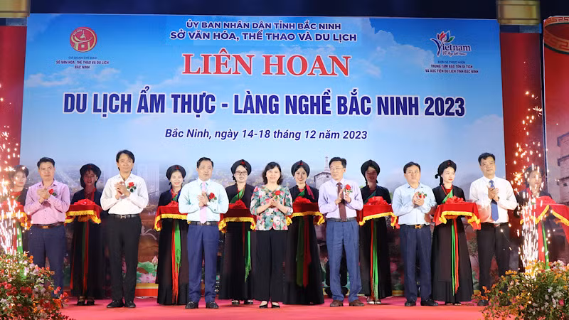 Lãnh đạo tỉnh Bắc Ninh cắt băng khai mạc Liên hoan.