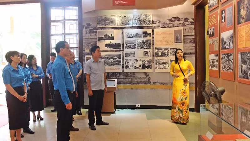 Đoàn đại biểu Tổng Liên đoàn lao động Việt Nam tham quan Nhà trưng bày thân thế, sự nghiệp đồng chí Hoàng Quốc Việt.