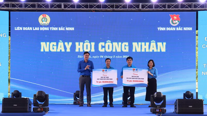 Lãnh đạo Liên đoàn lao động tỉnh và Tỉnh Đoàn trao biển tặng khu vui chơi trẻ em, khu thể thao cho thanh niên công nhân khu nhà trọ tại phường Phù Chẩn, thành phố Từ Sơn.