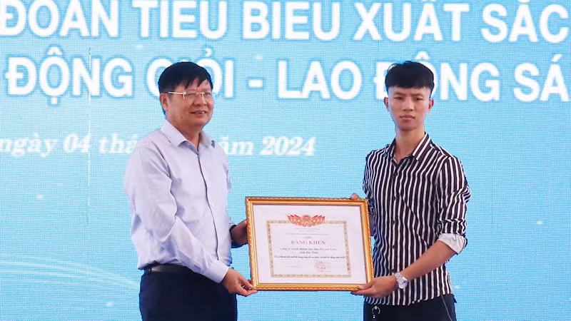 Phó Chủ tịch Tổng Liên đoàn Lao động Việt Nam Phan Văn Anh trao Bằng khen của Bộ Lao động-Thương binh và Xã hội tặng Tập thể xuất sắc.