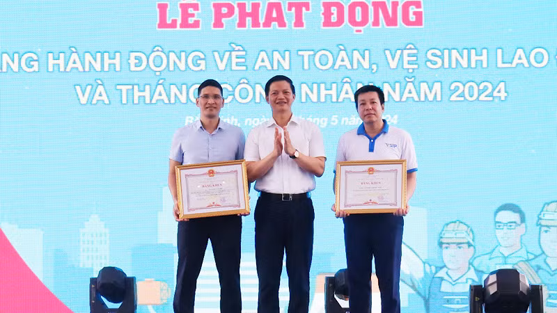 Đồng chí Vương Quốc Tuấn trao Bằng khen của Ủy ban nhân dân tỉnh tặng các tập thể và cá nhân có thành tích xuất sắc trong công tác An toàn, vệ sinh lao động năm 2023.