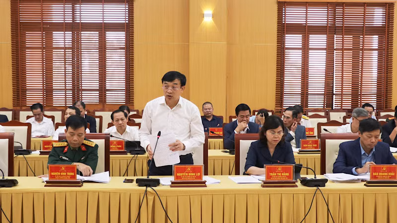 Các đại biểu thảo luận, đánh giá tình hình kinh tế-xã hội, đưa ra các giải pháp tháo gỡ ''điểm nghẽn''.