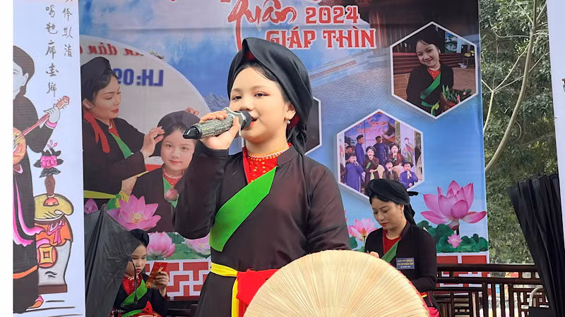 Thành viên Câu lạc bộ quan họ Măng non Hoàng Sơn biểu diễn tại hội Lim.