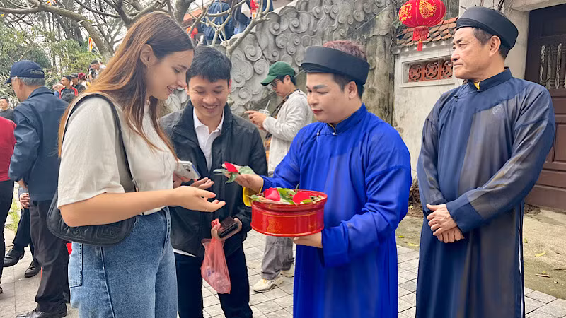 Đông đảo du khách tới tham dự lễ hội.