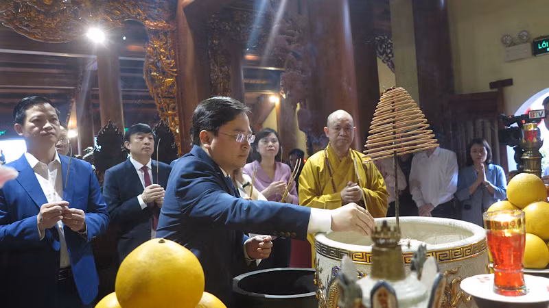 Bí thư Tỉnh ủy Bắc Ninh dâng hương tại chùa Hồng Ân.