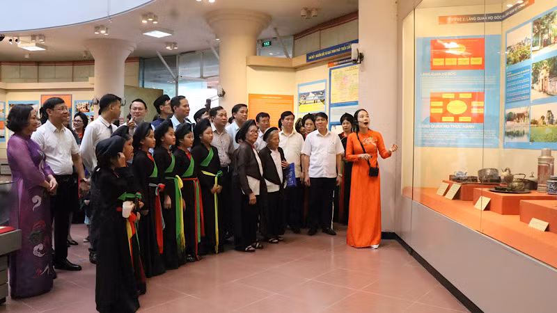 Các đại biểu tham quan các gian trưng bày.