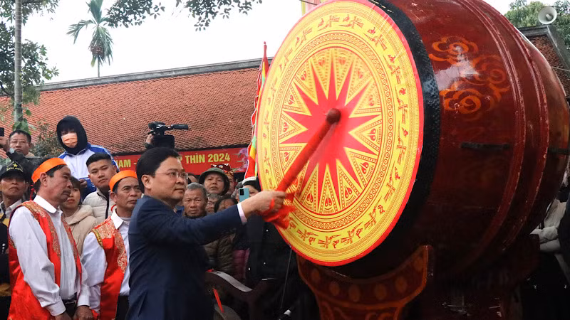 Đồng chí Bí thư Tỉnh ủy Bắc Ninh đánh trống khai hội.