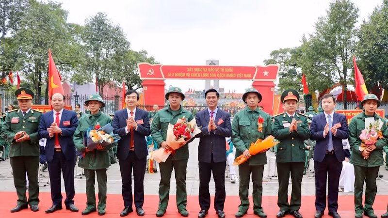 Các tân binh thành phố Từ Sơn sẵn sàng lên đường nhập ngũ.