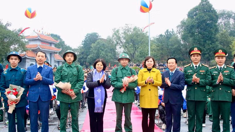 Chủ tịch Ủy ban nhân dân tỉnh dự lễ giao, nhận quân tại huyện Tiên Du.