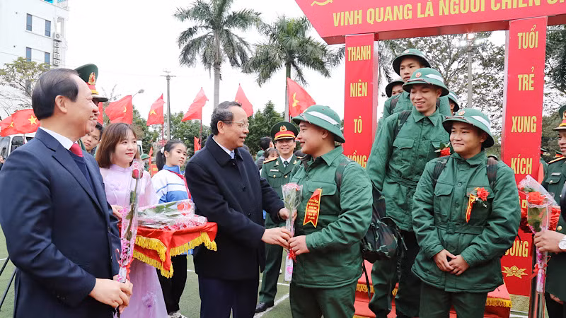 Phó Bí thư Thường trực Tỉnh ủy Bắc Ninh tặng hoa các tân binh tại thị xã Quế Võ.