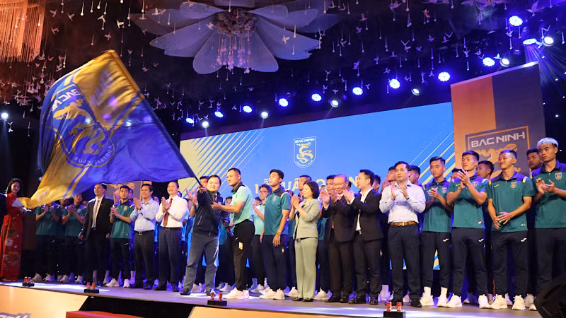Lãnh đạo tỉnh Bắc Ninh cùng đội bóng phất cờ xuất quân.