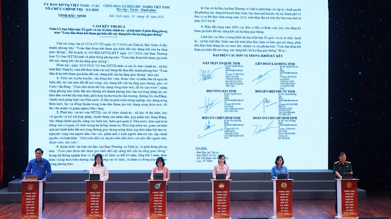 Ký cam kết thi đua thực hiện phát động phong trào.