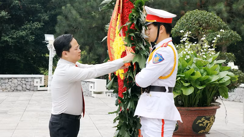 Đồng chí Nguyễn Anh Tuấn, Bí thư Tỉnh ủy chỉnh vòng hoa, dâng lên các anh hùng liệt sĩ.