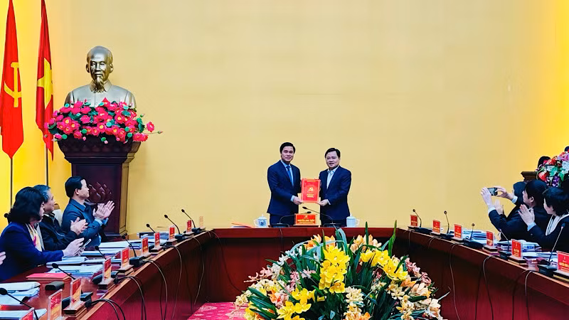 Đồng chí Lê Xuân Lợi, Tỉnh ủy viên, Phó Chủ tịch Ủy ban nhân dân tỉnh nhận Quyết định chuẩn y tham gia Ban Thường vụ Tỉnh ủy, nhiệm kỳ 2020-2025.