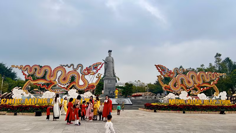 Hình tượng đôi rồng phía trước tượng đài vua Lý Thái Tổ là điểm đến được nhiều du khách lựa chọn.