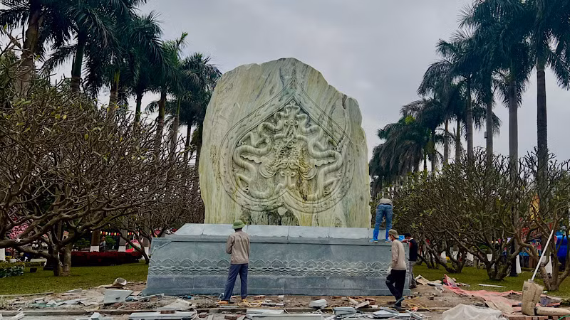 Những công đoạn cuối cùng của bức phù điêu Rồng đang được hoàn tất.