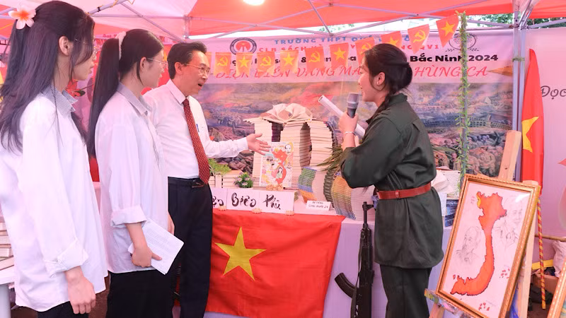 Mô hình trưng bày sách về Chiến thắng Điện Biên Phủ tại Ngày Sách của tỉnh.